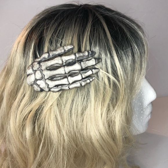 Hair accessory plastic skull hand clips - Picture 2 of 13